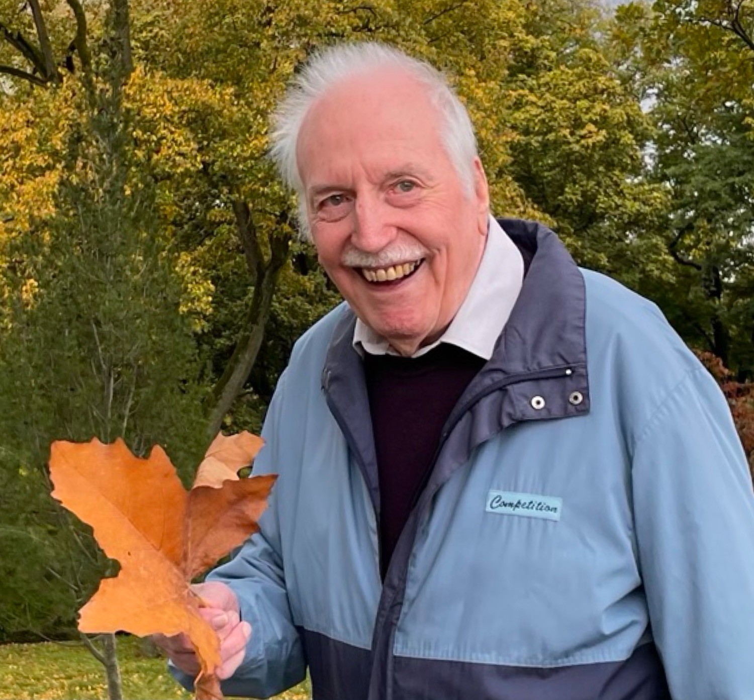 Manfred Keim im Herbst, lachend, mit einem Eichenblatt in der Hand